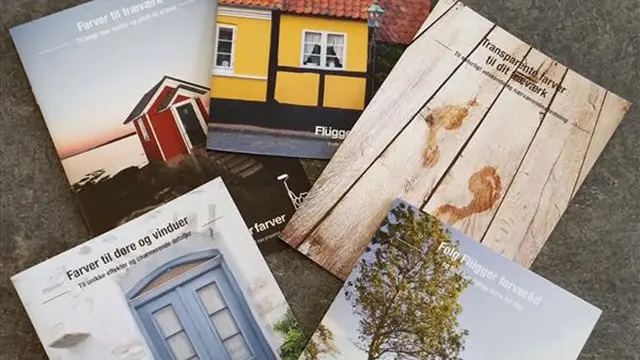 Billede af fem brochurer med farver til døre og vinduer, præsenteret på en grå overflade.