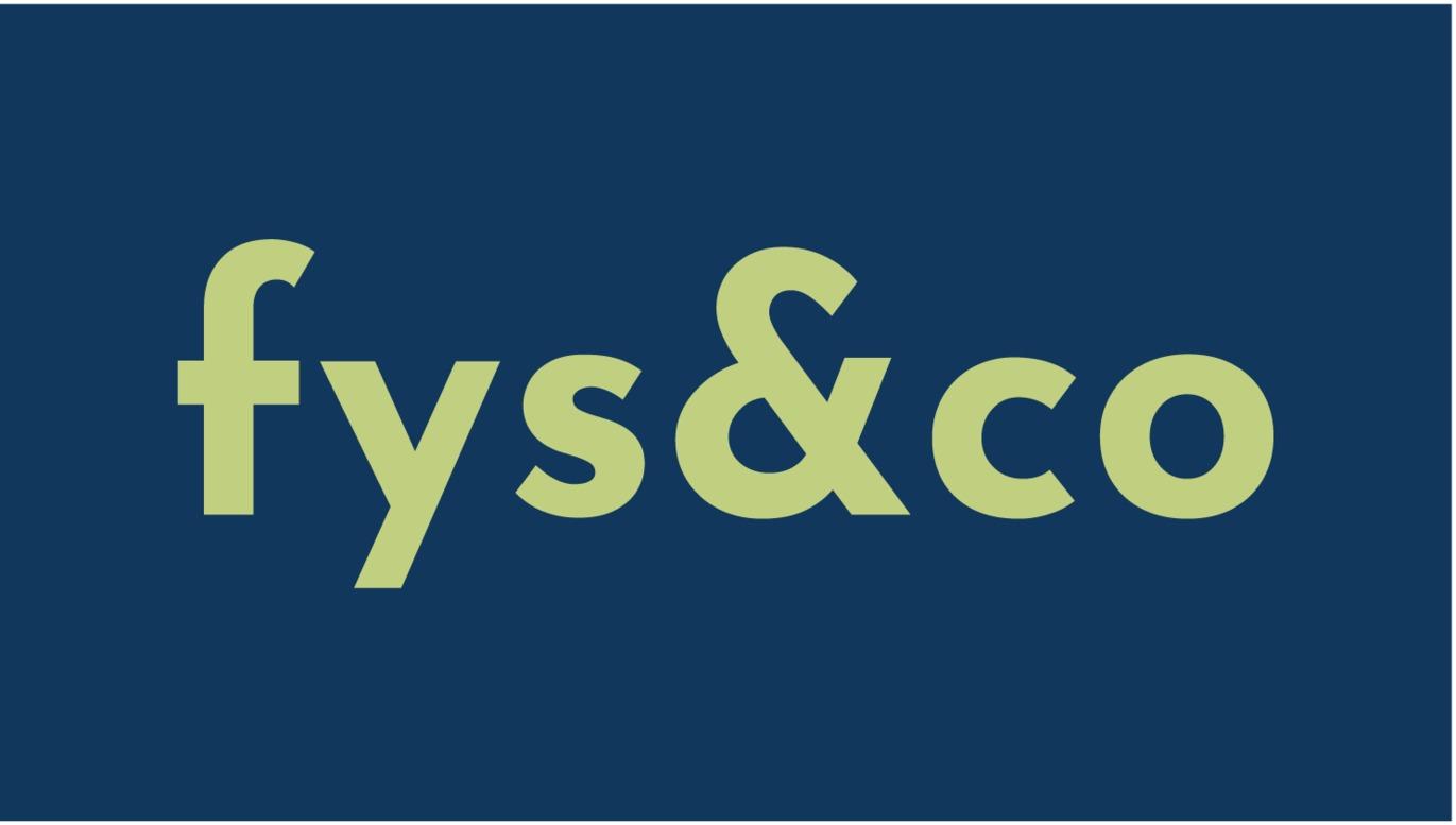 Logo for Fys&Co med grøn tekst på mørkeblå baggrund.