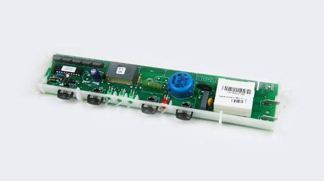 Kredsløbsplade med komponenter som mikrochip, knapper og en blå drejeknap til elektroniske apparater.