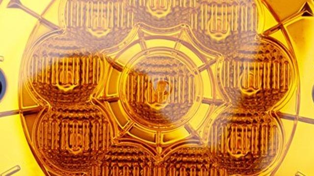 Nærbillede af en orange reflektor med geometriske mønstre og detaljeret tekstur.