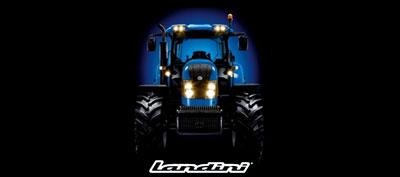 En sort baggrund med en Landini traktor, der har lys tændt og tydeligt logo.