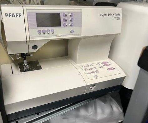 Sewingmaskine fra Pfaff, model Expression 2036, med digitale kontroller og en lys skærm.