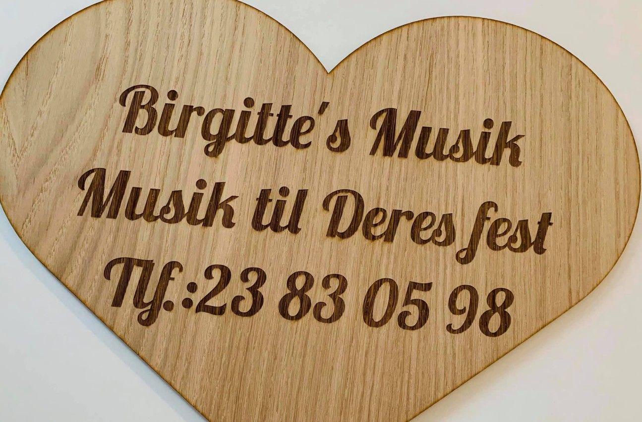 Birgittes Musik træskilt med tekst om musik til fest og telefonnummer.