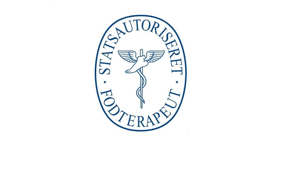 Statsautoriseret fodterapeut logo med caduceus symbol og tekst i blå farve på hvid baggrund.