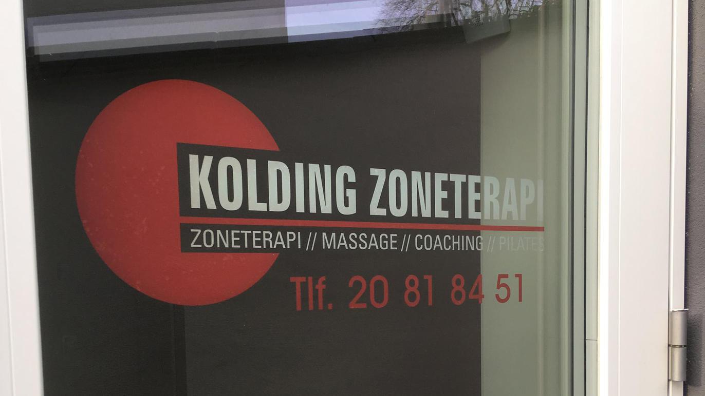 Kolding Zoneterapi skilt med oplysninger om zoneterapi, massage og coaching. Telefonnummer 20 81 84 51.