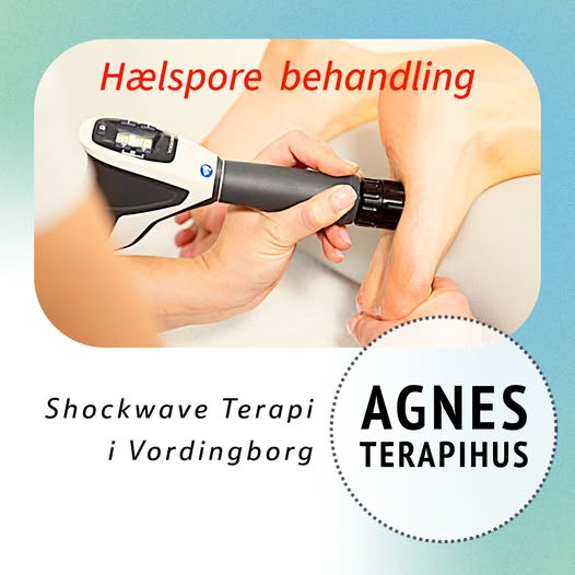 Hælsportbehandling med shockwave terapi i Vordingborg, hånd, apparat og fod i fokus.