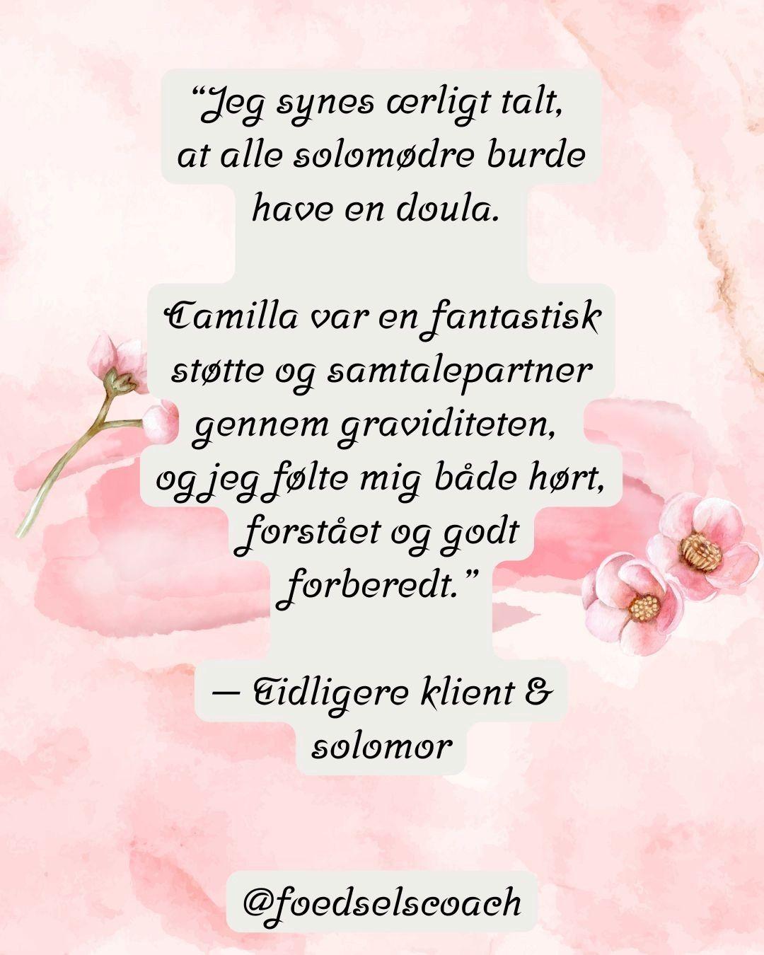 Citat fra en tidligere klient om støtte fra en doula under graviditeten med blomsterdekoration.