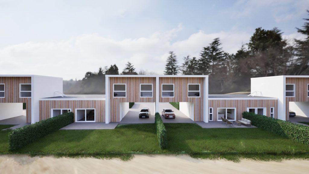 Moderne rækkehuse med træfacader og parkeringspladser, omgivet af græs og træer.
