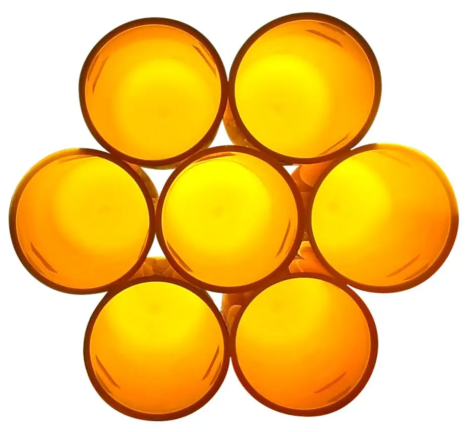 Syv orange cirkler arrangeret i en blomstermønster, der skaber en lys og farverig visuel effekt.